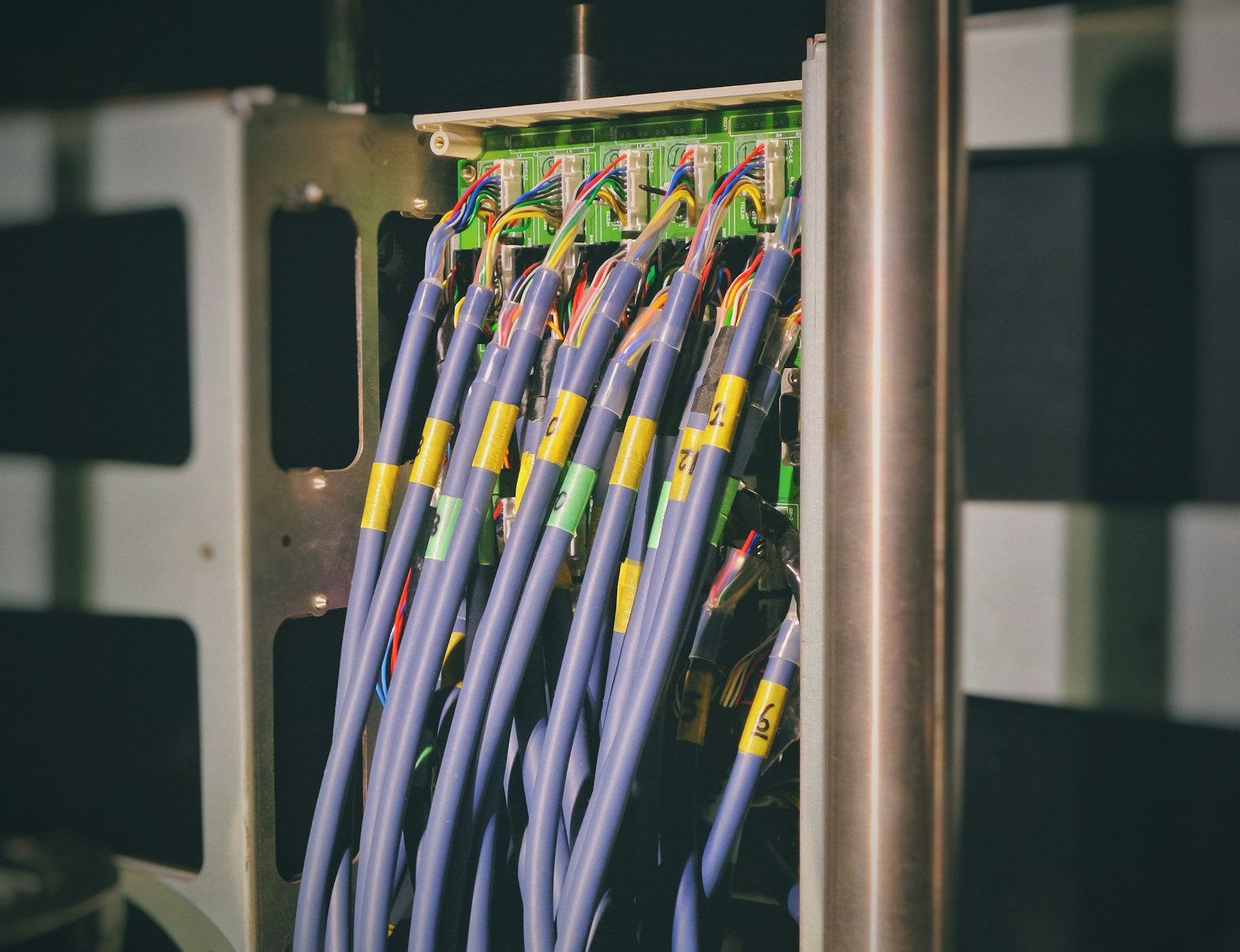 Kabel LAN tercolok ke router untuk wired backhaul WiFi mesh