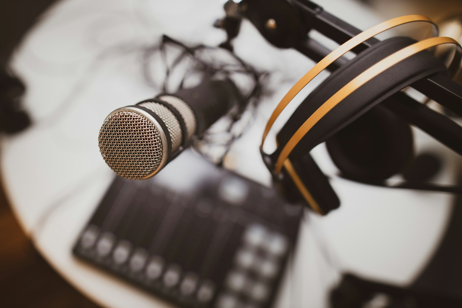 Headphone di meja kerja untuk dengerin podcast Indonesia sambil kerja dari rumah