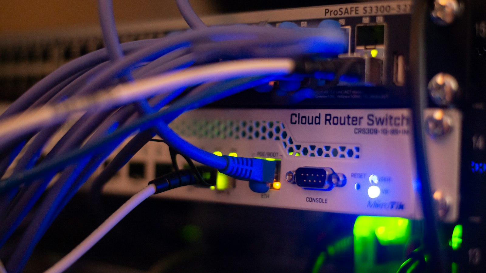 Kabel LAN terpasang di perangkat jaringan, ilustrasi setting MTU di router