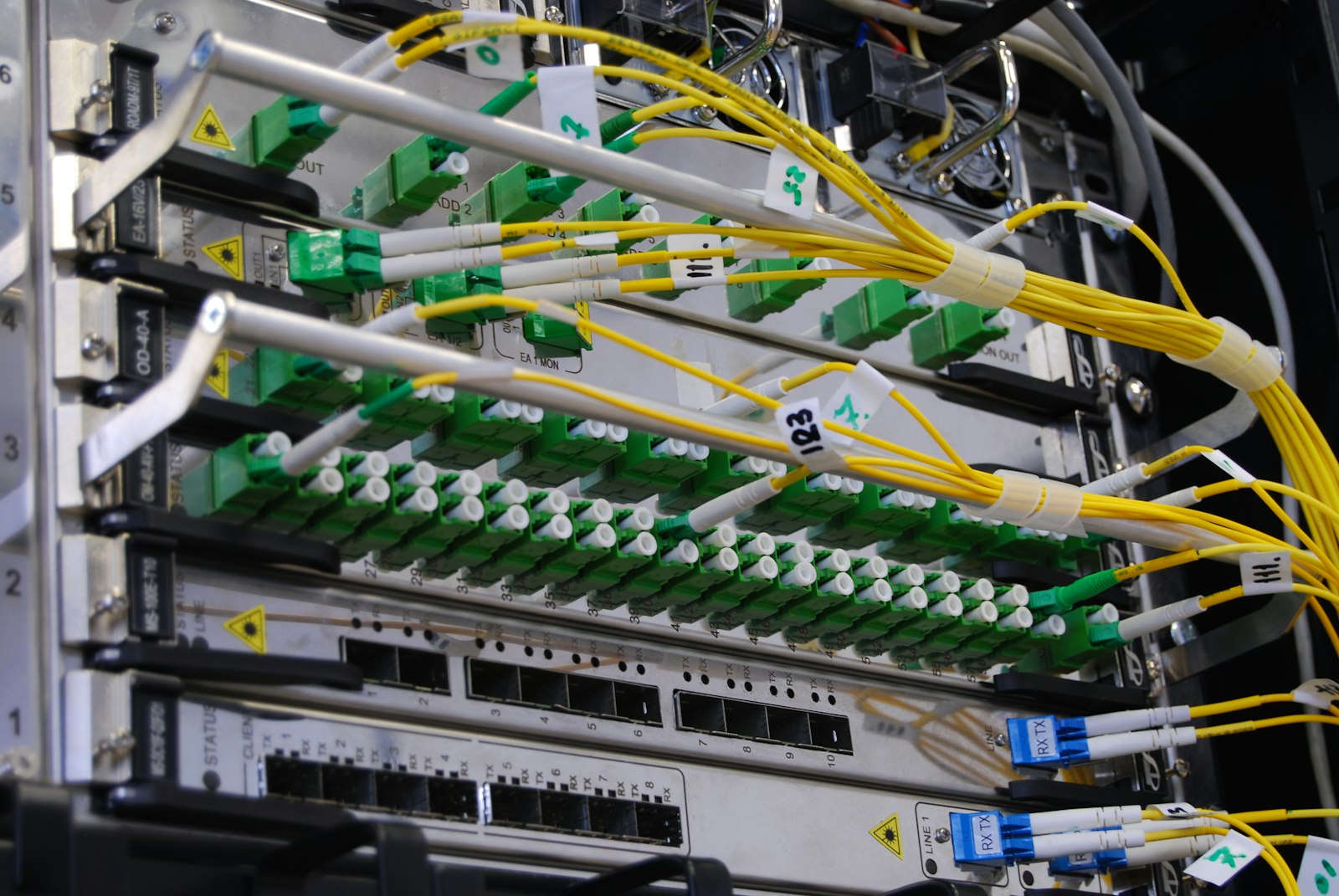 Kabel fiber optik ODP terhubung ke perangkat jaringan internet