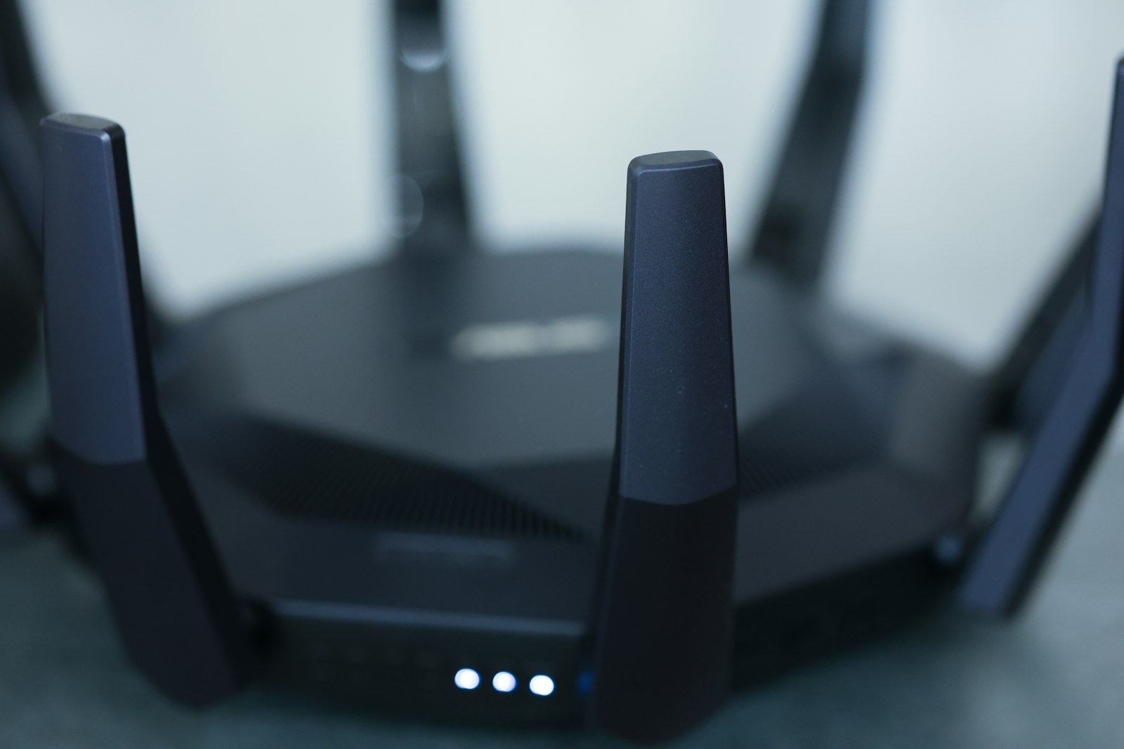 Router WiFi dengan antena untuk pasang WiFi kost banyak kamar