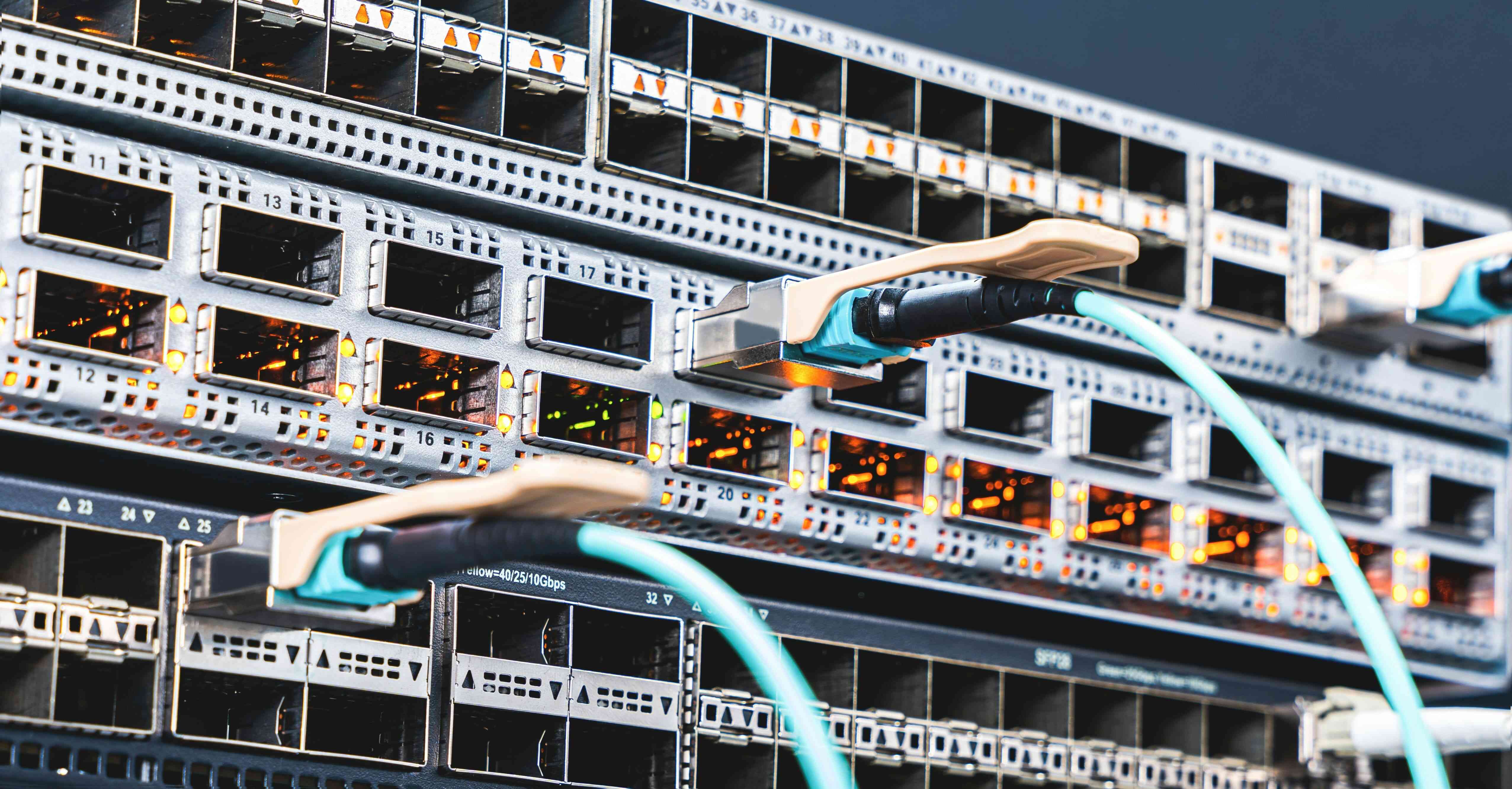 Router WiFi putih di atas meja, ilustrasi pengaturan QoS dan bandwidth di router