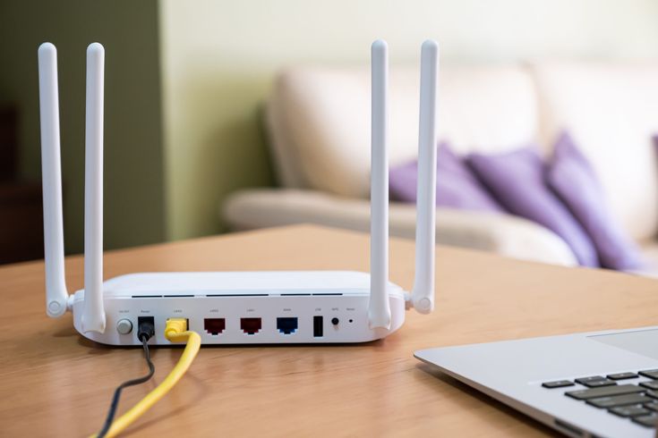 Router WiFi rumah menyala di malam hari saat internet terasa lemot