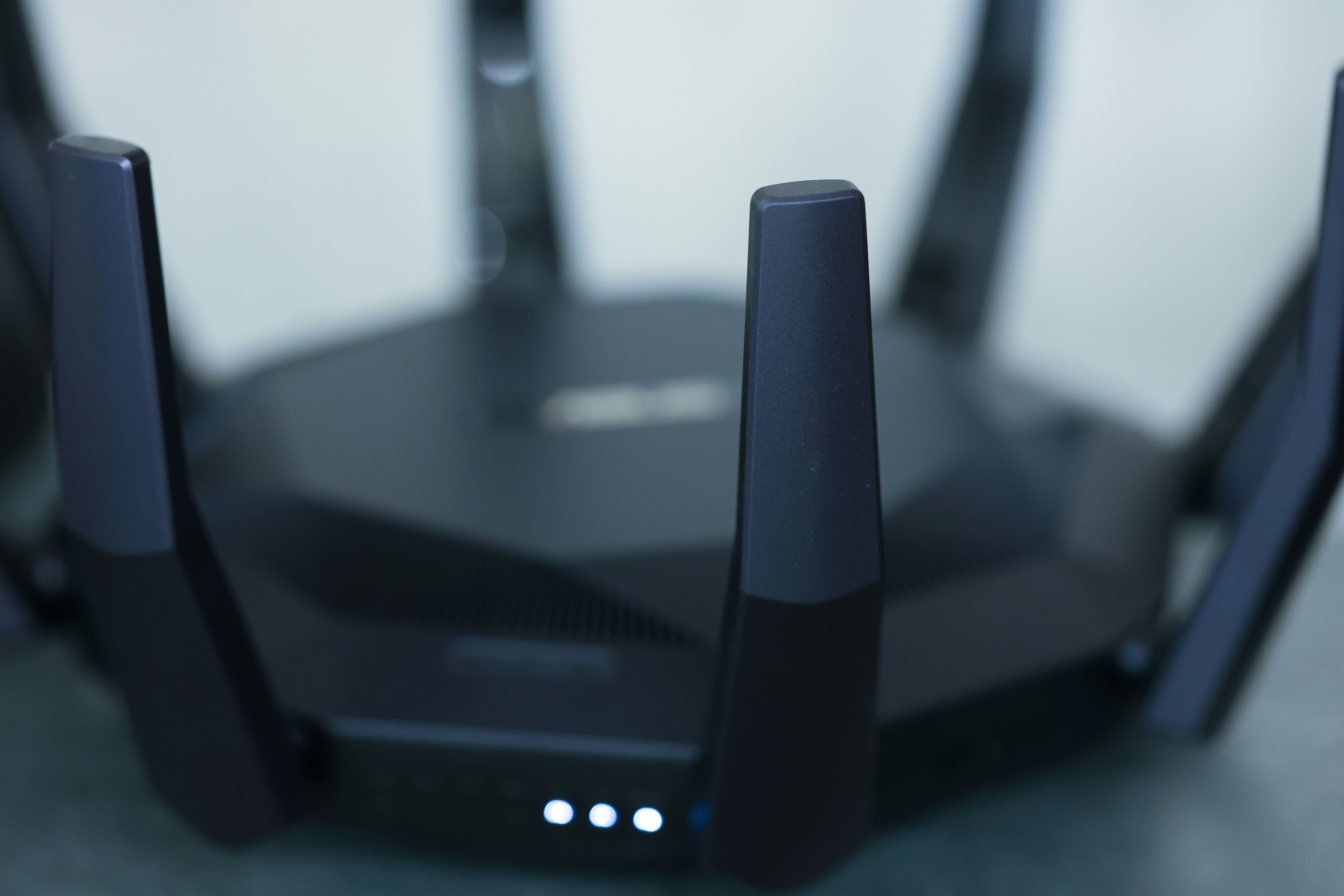 Ilustrasi modem dan router untuk menjelaskan perbedaan modem dan router di jaringan rumah