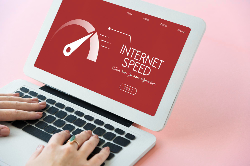 Router WiFi rumah dengan kabel LAN terpasang, ilustrasi penyebab internet lag padahal speedtest kencang
